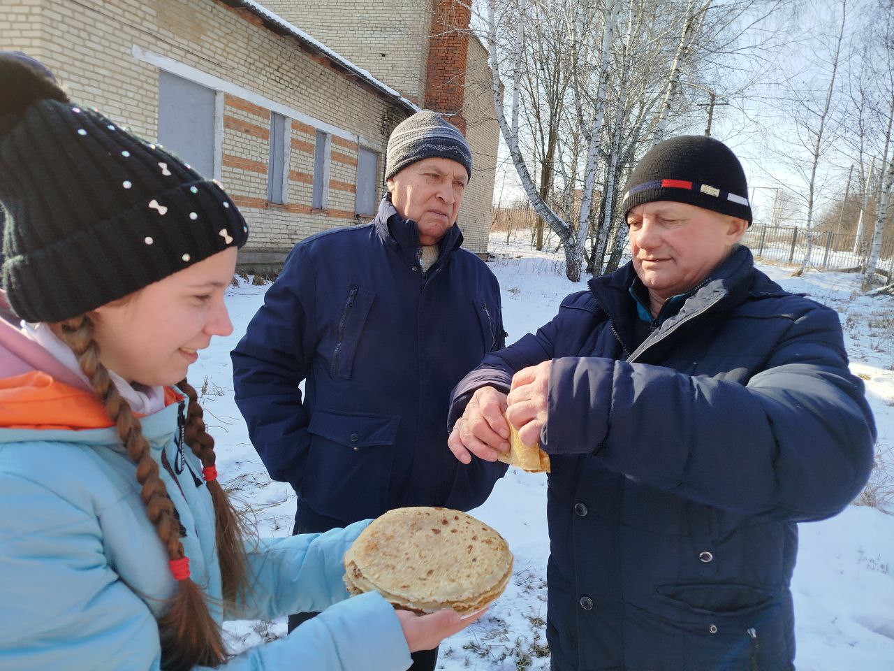 Угощение блинами.